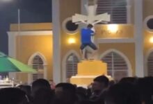 Joven causa polémica al bailar y burlarse de cruz en una iglesia católica