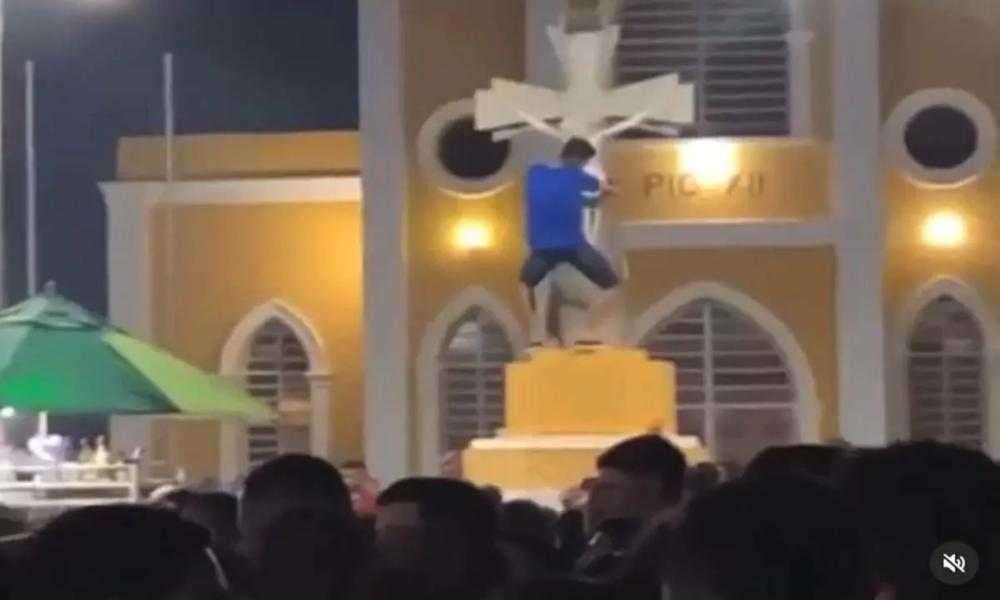 Joven causa polémica al bailar y burlarse de cruz en una iglesia católica