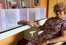 Mujer de 80 años termina de transcribir la Biblia a mano: «Fue una alegría»