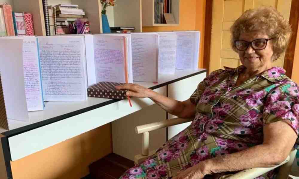 Mujer de 80 años termina de transcribir la Biblia a mano: «Fue una alegría»