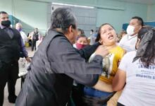 Mujer supuestamente es liberada de demonios en ceremonia cristiana