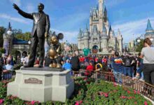Cristianos protestan en la sede de Disney en rechazo a la agenda LGBT