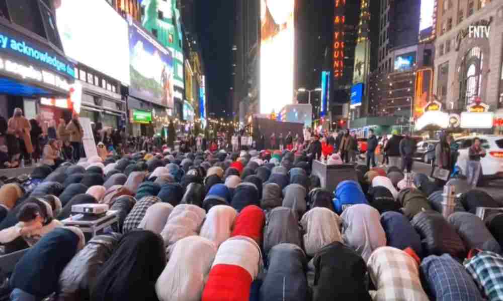 Ex musulmán habla de Jesús a islamistas en Times Square durante el Ramadán