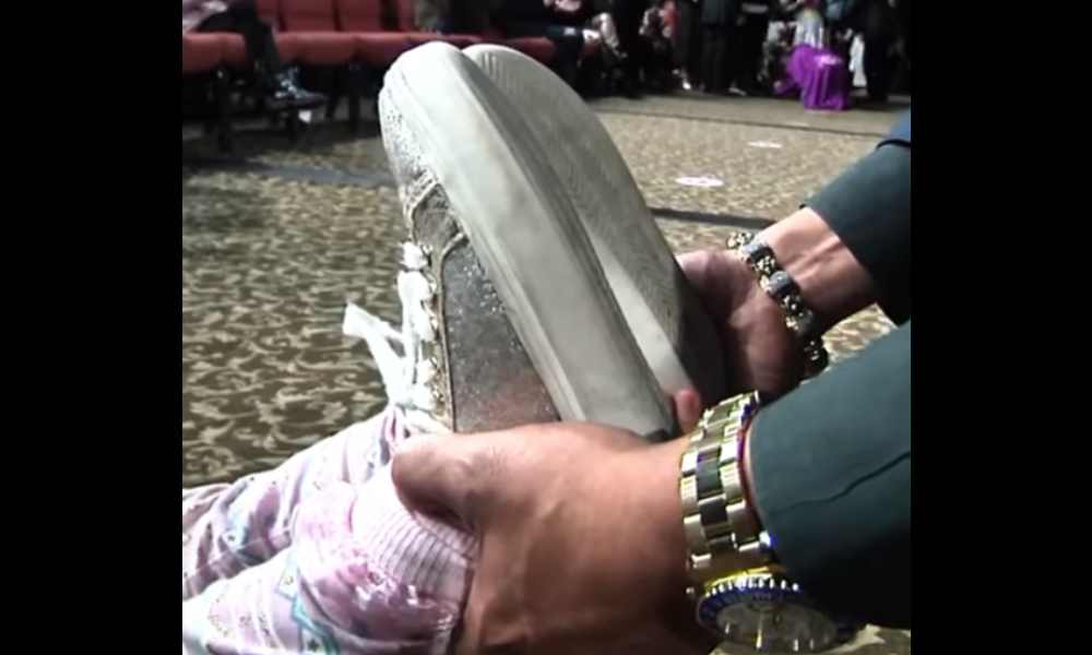 Video: Dios acomoda el pie deformado de una niña durante un culto