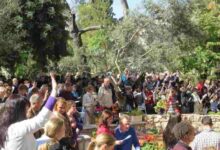 Miles de cristianos se reúnen frente a la tumba vacía de Jesús en Jerusalén