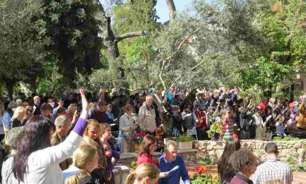Miles de cristianos se reúnen frente a la tumba vacía de Jesús en Jerusalén