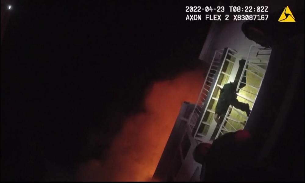 Policía trepa edificio en llamas y rescata a bebé de 1 año