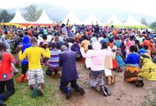 Centenares se entregan al Señor en Uganda en medio de la lluvia