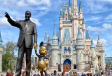 Conservadores colocan música de adoración frente a Disney World