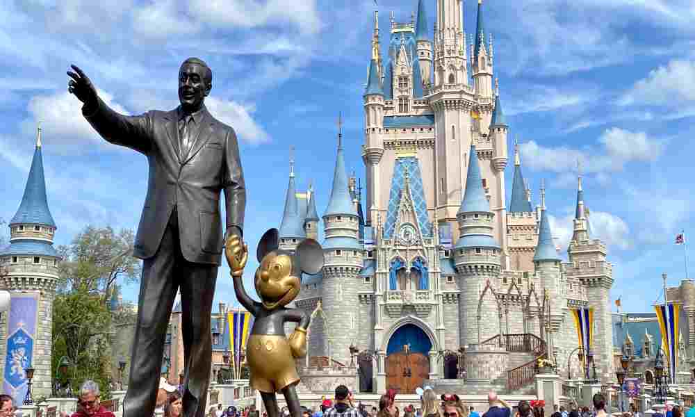 Conservadores colocan música de adoración frente a Disney World