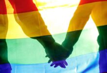 Iglesia acoge a pareja gay que no se le permitió ser bautizada
