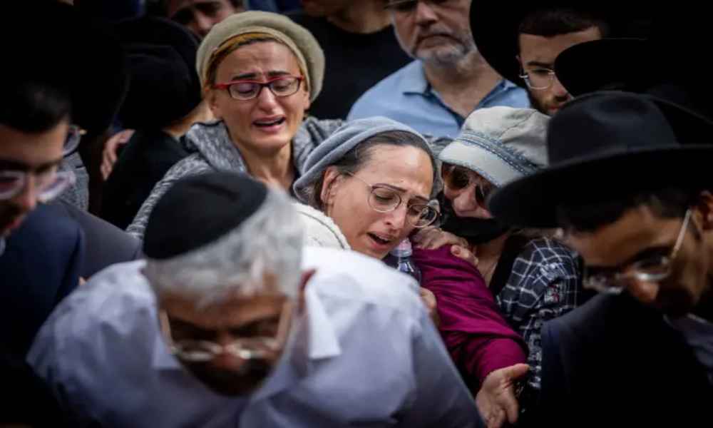 Israel: Asesinatos con hacha dejan a 16 niños sin padres y familias en luto
