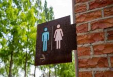 Oklahoma prohíbe a estudiantes trans usar baños diferentes a su sexo biológico