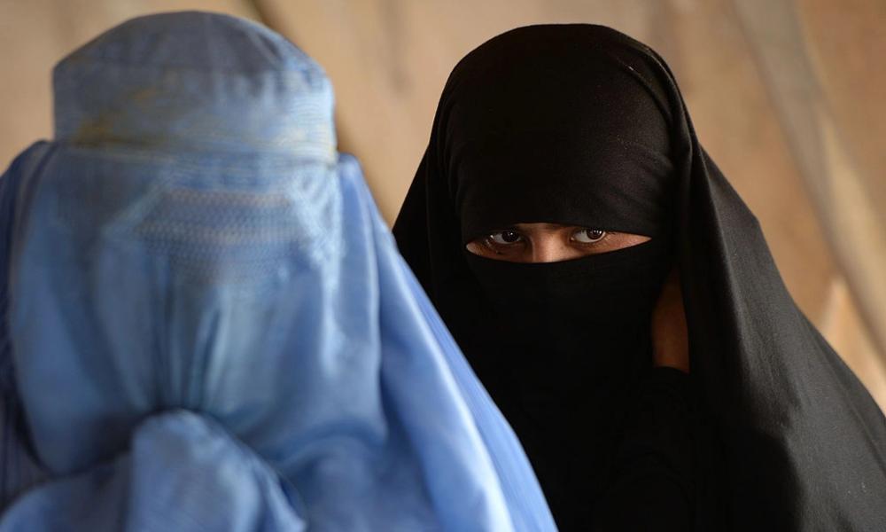 Talibanes ordenan a todas las mujeres de Afganistán a cubrirse el rostro