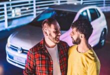 Critican a Volkswagen por hacer campaña publicitaria con pareja gay