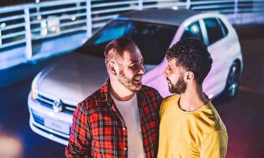 Critican a Volkswagen por hacer campaña publicitaria con pareja gay