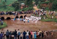 Más de 200 personas de tribu en Uganda reciben a Cristo y se bautizan