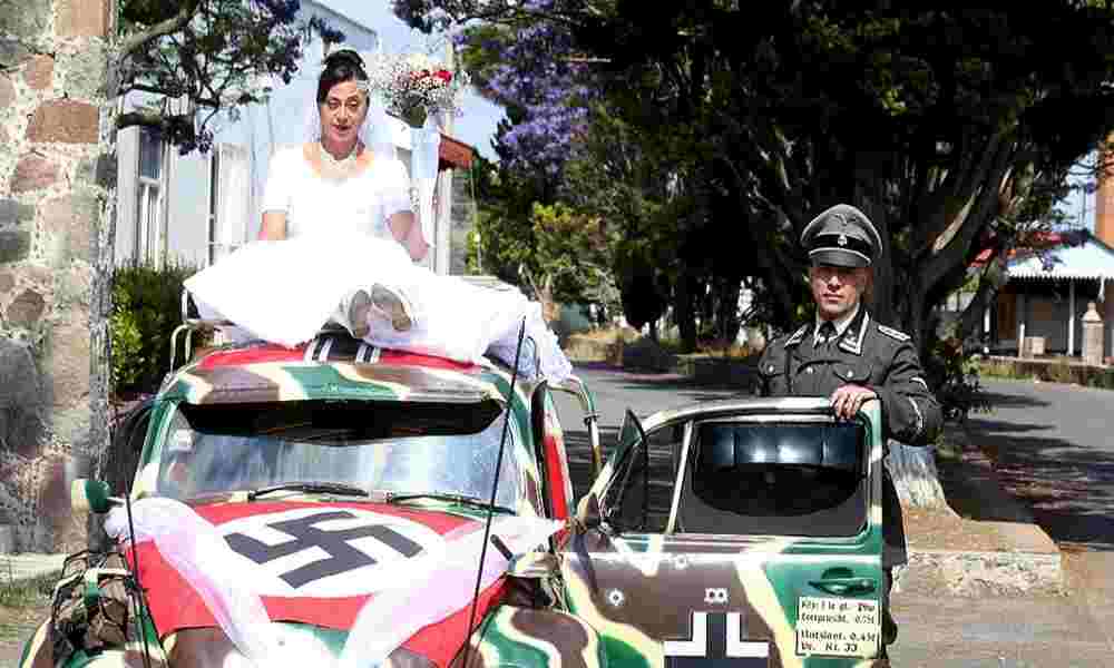 Insólito: Pareja celebra matrimonio con temática nazi en México