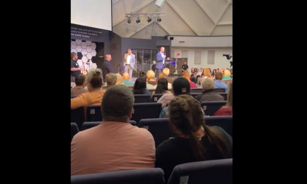 Pastor renuncia durante un culto por cometer adulterio con una menor de edad