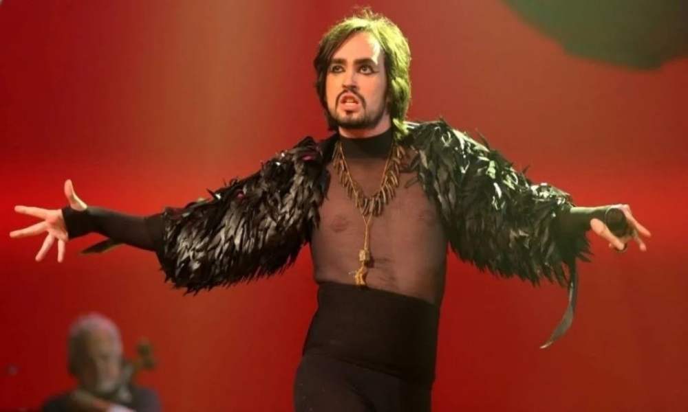 Población protesta cantante que llamó a Jesús “maricón y travesti”