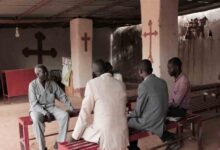 Policía arresta a líderes de iglesia por estudiar la Biblia