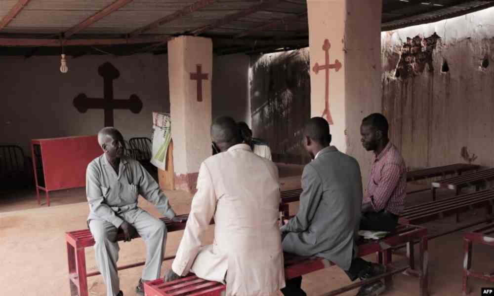 Policía arresta a líderes de iglesia por estudiar la Biblia