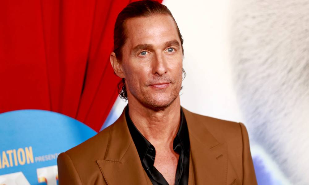 Actor Matthew McConaughey ora por los familiares de las víctimas de Texas