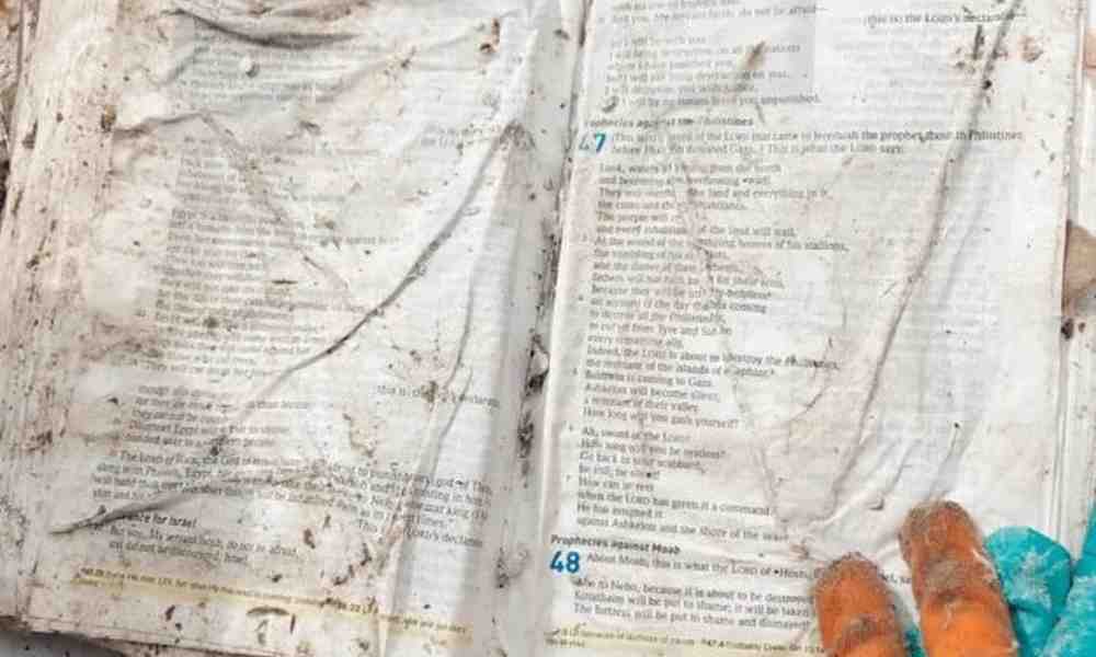 Encuentran Biblia intacta tras un deslizamiento de tierra en Pernambuco