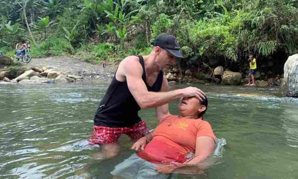 Misionero bautiza a la primera conversa en tribu de Colombia