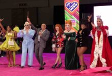 Niños bailan por dinero en una convención de drag queens