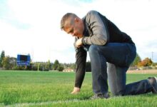 Entrenador despedido por orar en el campo recuperará su trabajo