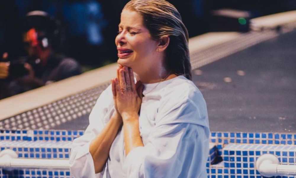 Famosa presentadora se emociona al ser bautizada en iglesia evangélica