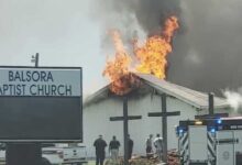 Se incendia un templo en Texas y una cruz se mantiene de pie