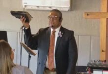 Pastor herido durante tiroteo en Uvalde regresa a predicar tras el incidente