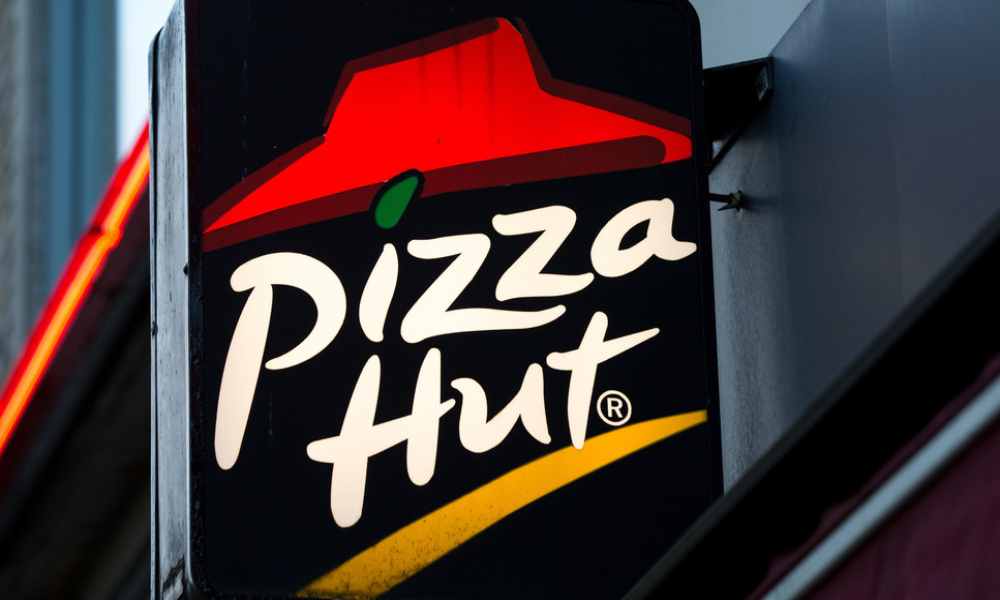 Pizza Hut enfrenta boicot por promover libro ‘drag queen’ para niños