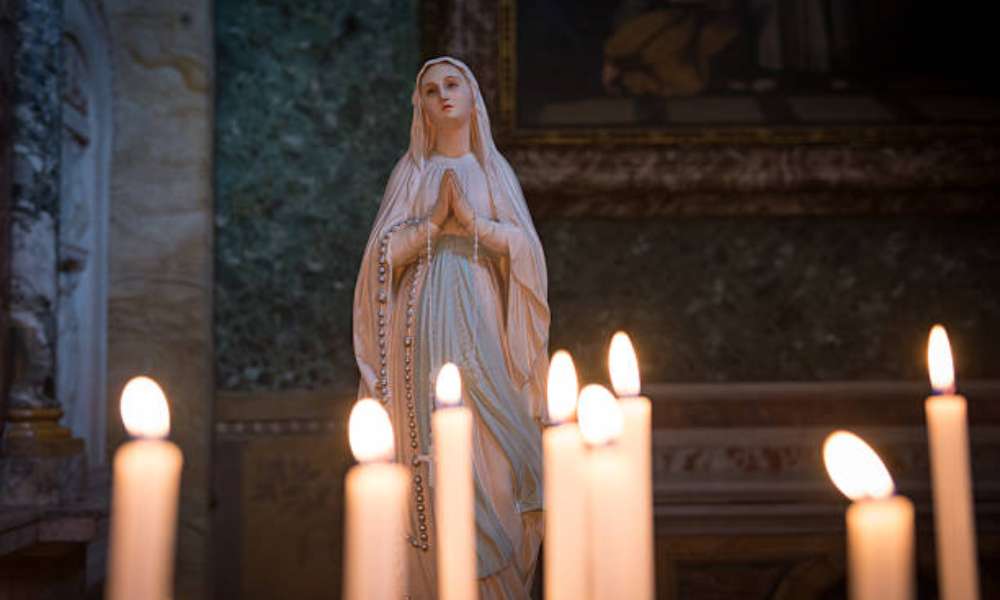 ¿Por qué los católicos rezan a María?