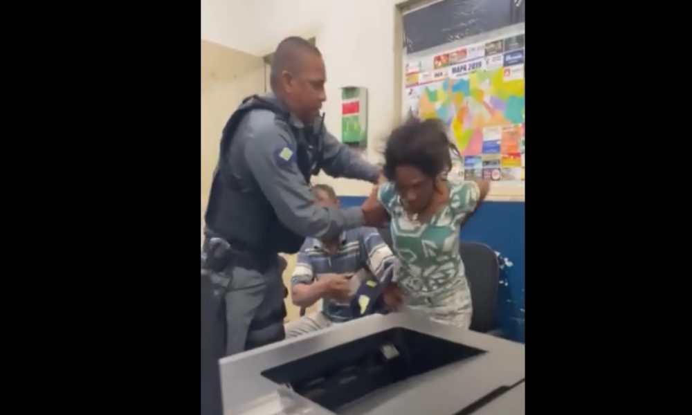Mujer poseída es liberada luego de que un policía orara por ella