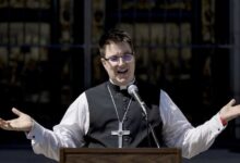 Renuncia obispo trans de la Iglesia Luterana tras ser acusado de racismo