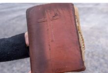 Biblia es hallada intacta luego de que un incendio destruyera la casa