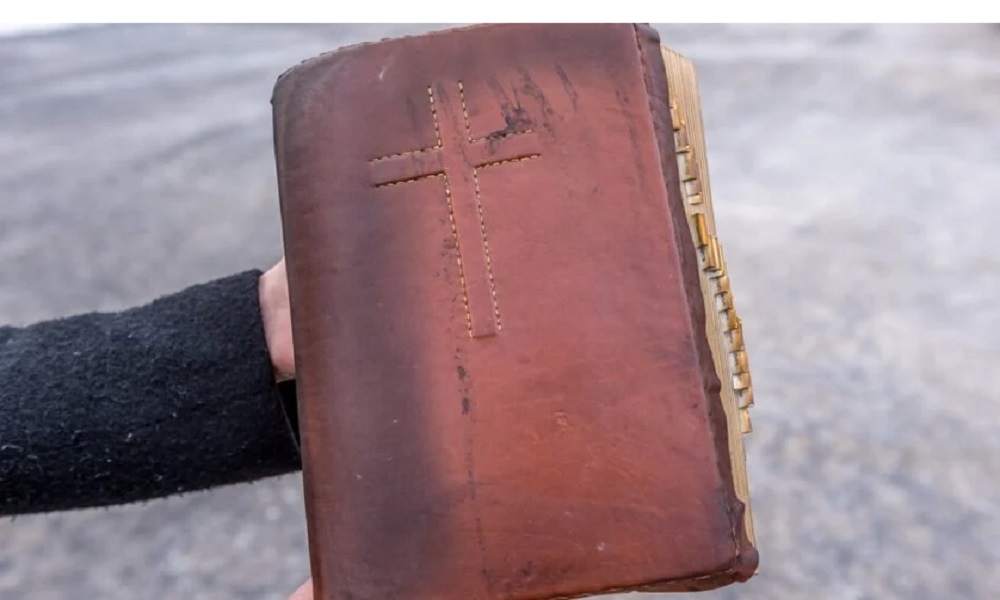 Biblia es hallada intacta luego de que un incendio destruyera la casa
