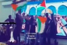 Estudiantes palestinos representan obra de teatro matando judíos