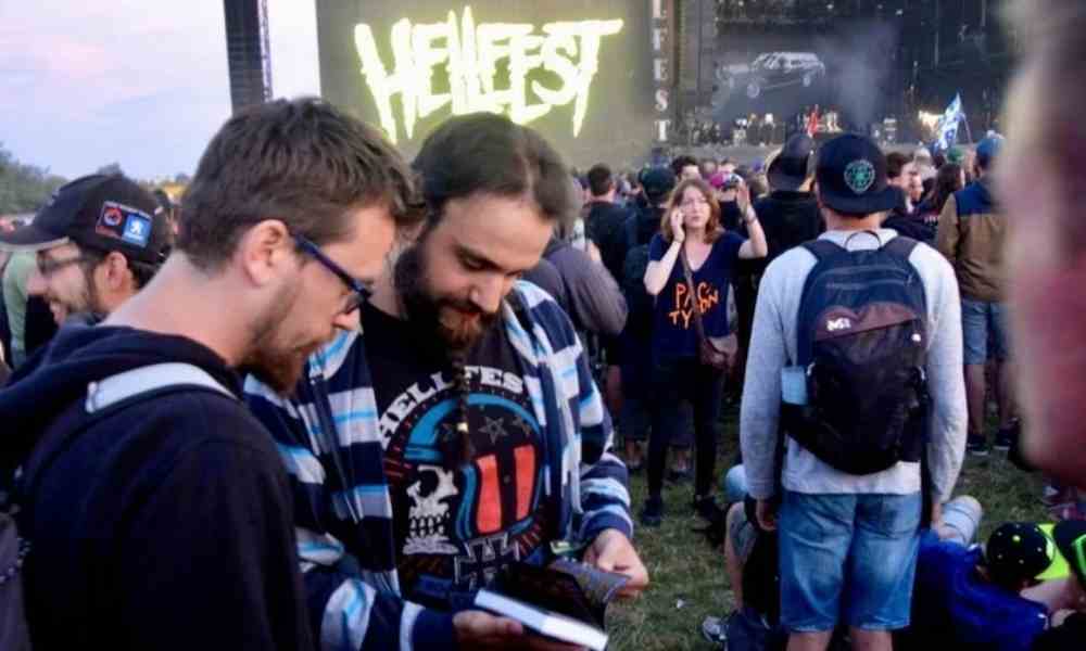 Evangelistas entregan 1000 Biblias en festival de heavy metal en Francia