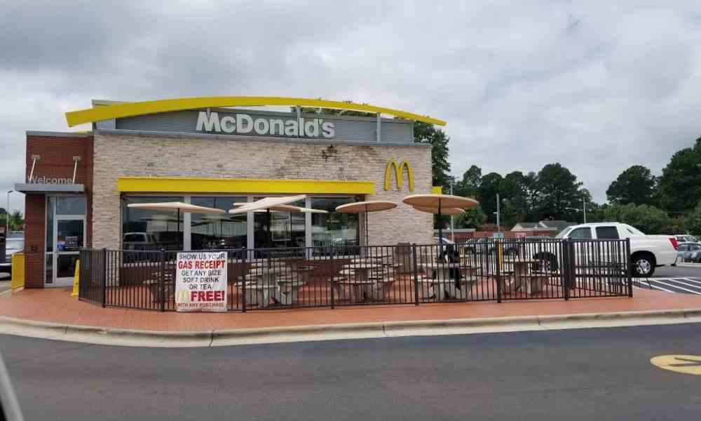 Trabajadora de McDonald’s es viral por orar con sus clientes