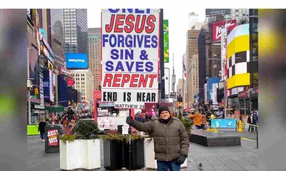 Predicador evangeliza en Times Square: «¡Solo Jesús salva!»