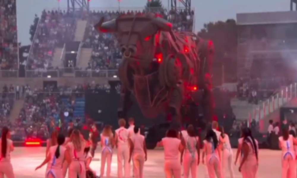 Artistas rinden culto a toro mecánico gigante en Juegos de Commonwealth