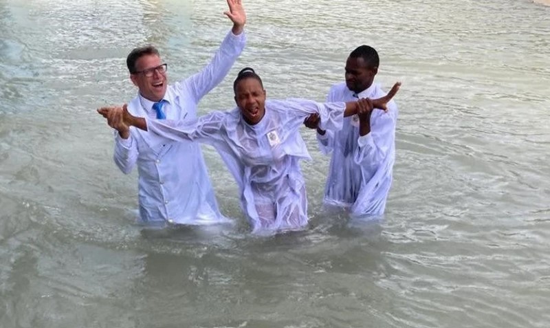 En medio crisis y secuestros misioneros realizan bautismos