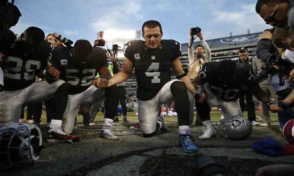 Jugador de la NFL ora por fotógrafa y esta es sanada por Dios