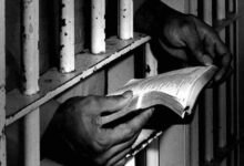 Pastor detenido en Irán distribuye Biblias escritas a mano en cárcel