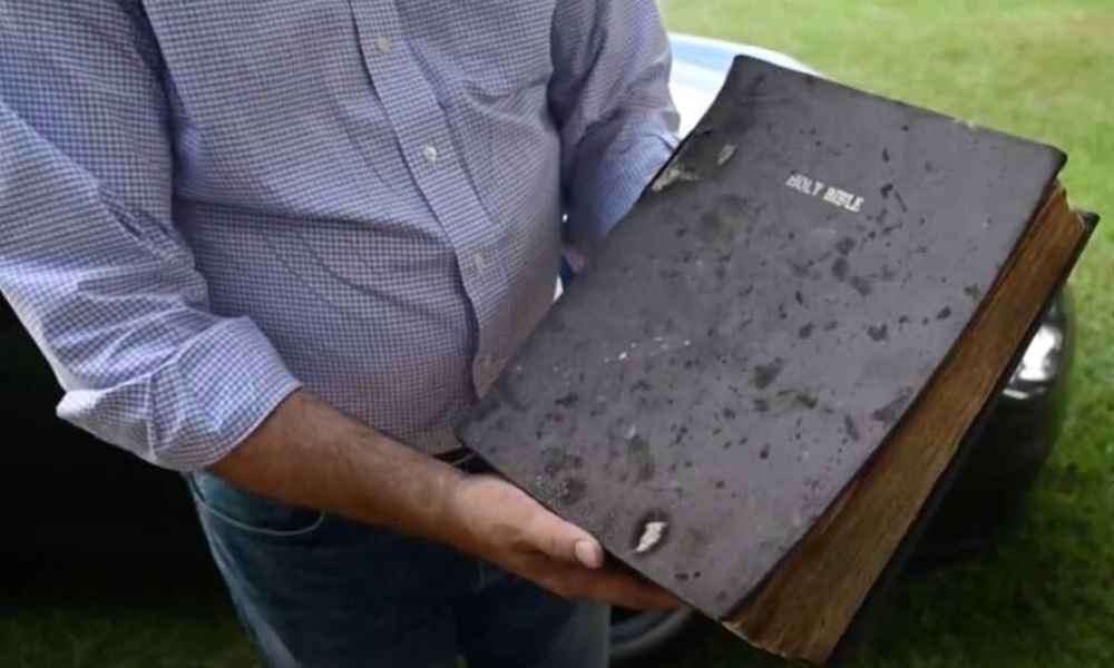 Biblia de 180 años queda milagrosamente intacta tras un incendio