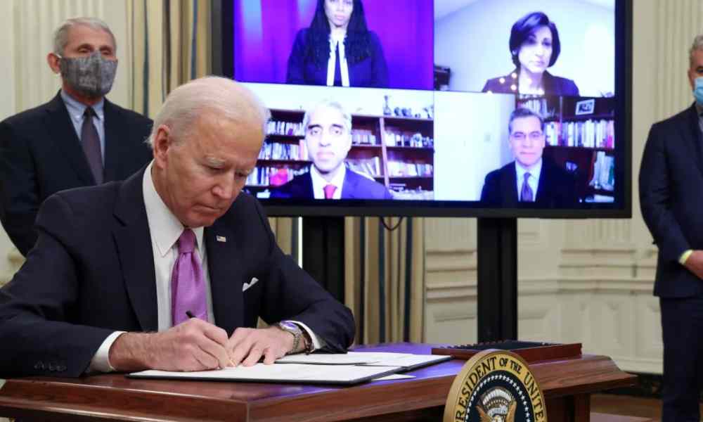 Joe Biden firma decreto que facilita a mujeres viajar para abortar
